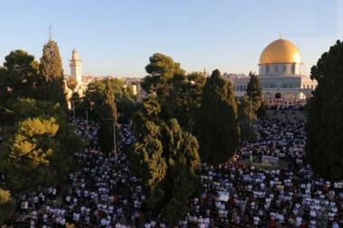 100 ألف فلسطيني يؤدون صلاة عيد الأضحى في المسجد الأقصى المبارك